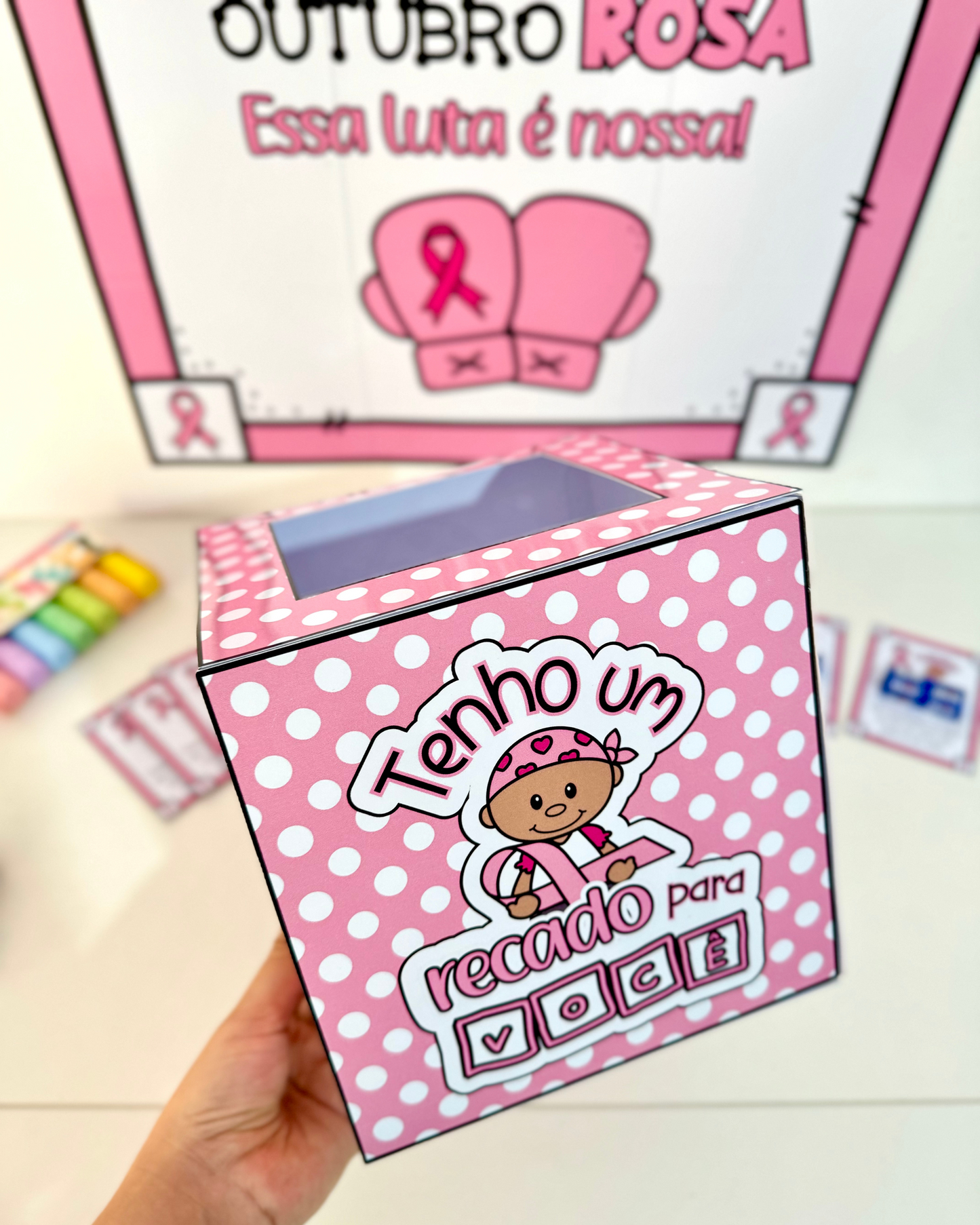 Cartaz, caixa e lembrancinhas para Outubro Rosa