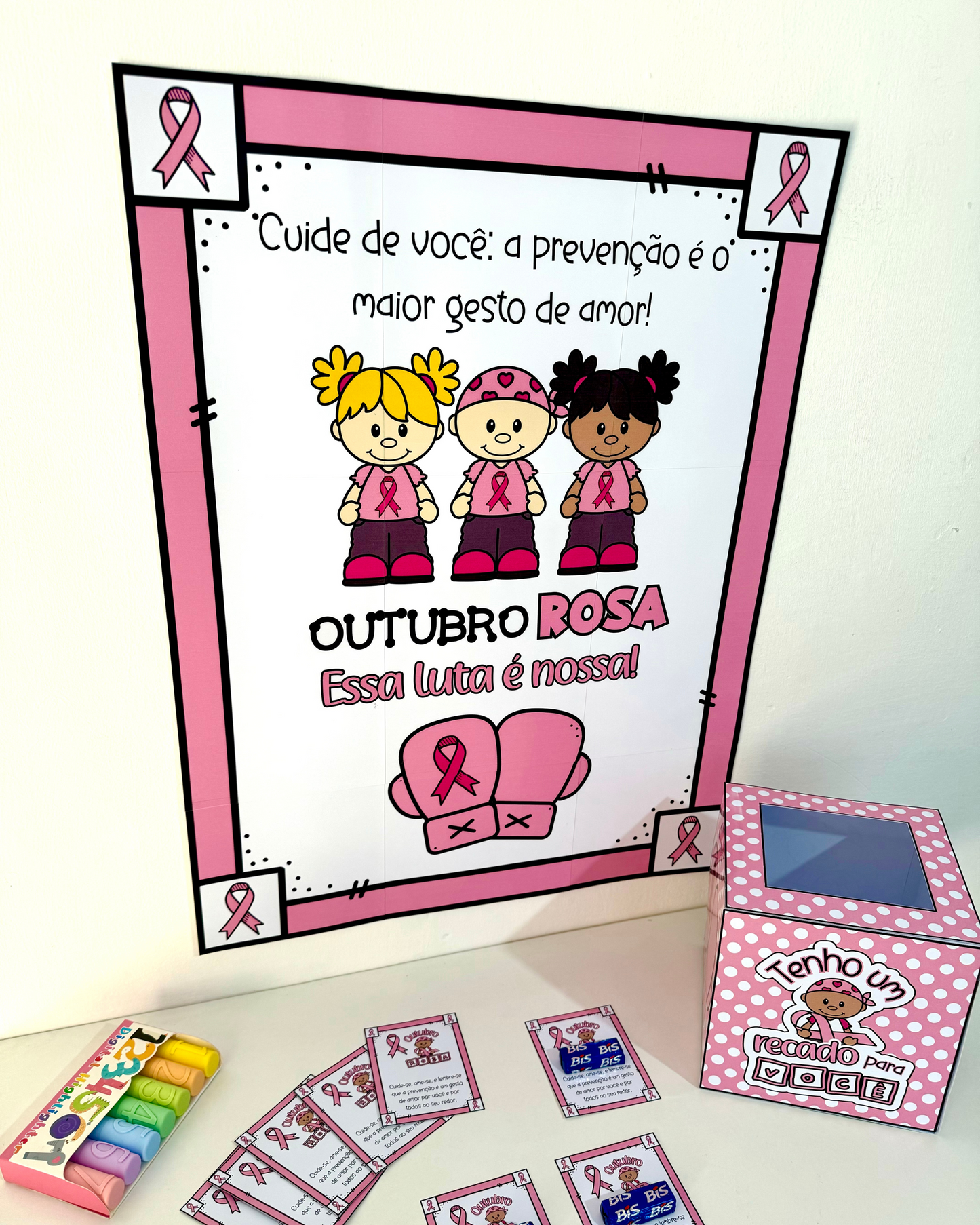 Cartaz, caixa e lembrancinhas para Outubro Rosa