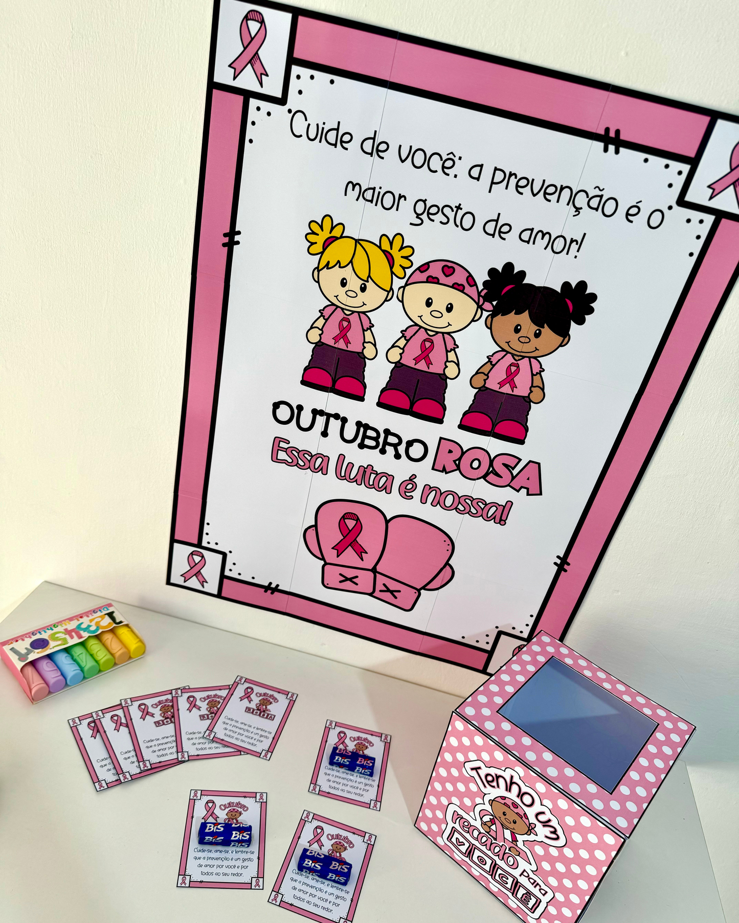 Cartaz, caixa e lembrancinhas para Outubro Rosa