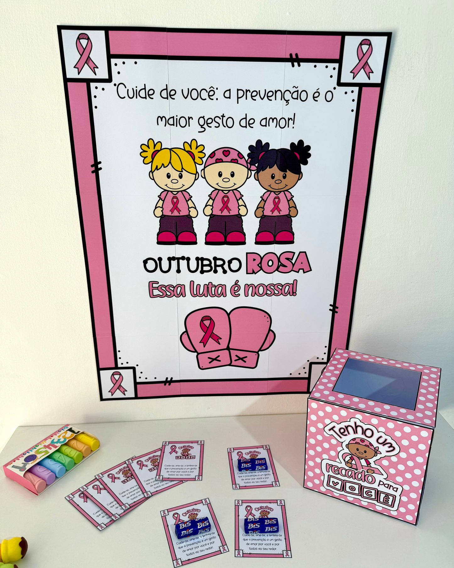 Cartaz, caixa e lembrancinhas para Outubro Rosa