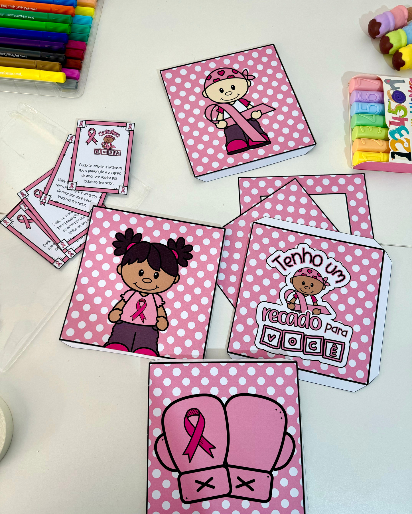 Cartaz, caixa e lembrancinhas para Outubro Rosa